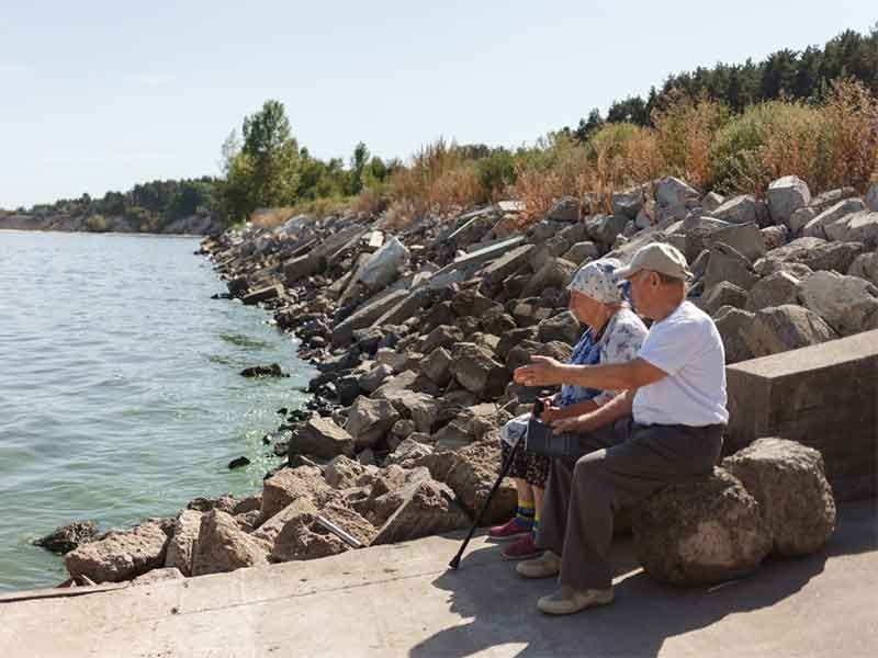 Берег річки в пансіонаті для літніх людей