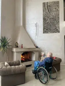 Чому болить права сторона голови?