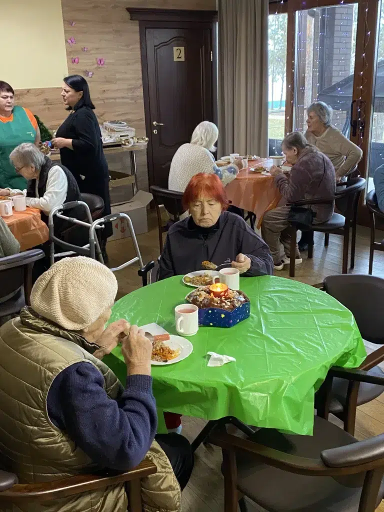 догляд за літніми людьми старше 80 років